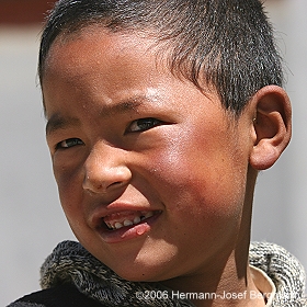 Junge in Gyantse - Tibet 2006 - (C)2006 by Hermann-Josef Bergmann