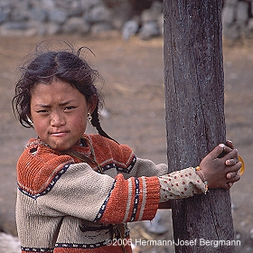 Mädchen in einem kleine Dorf - Tibet 2006 - (C)2006 by Hermann-Josef Bergmann