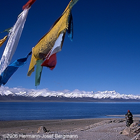 Gebetsfahnen am Namdrok-Tso-See - Tibet 2006 - (C)2006 by Hermann-Josef Bergmann