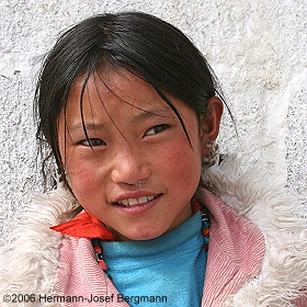 Tibetisches Mädchen vor dem Joghang-Tempel in Lhasa - Tibet 2006 - (C)2006 by Hermann-Josef Bergmann