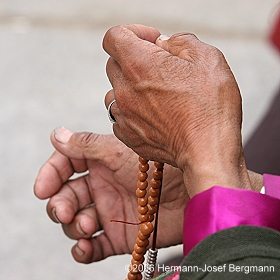 Die Gebetskette hat 108 Perlen - Tibet 2006 - (C)2006 by Hermann-Josef Bergmann
