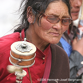 Eine Frau umrundet mit ihrer Gebetsmühle den Joghang-Tempel - Tibet 2006 - (C)2006 by Hermann-Josef Bergmann
