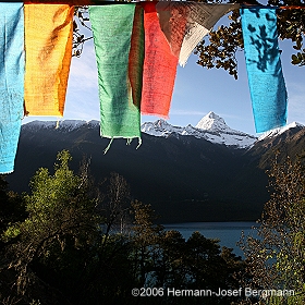 Gebetsfahnen am Draksum-Tso-See - Tibet 2006 - (C)2006 by Hermann-Josef Bergmann